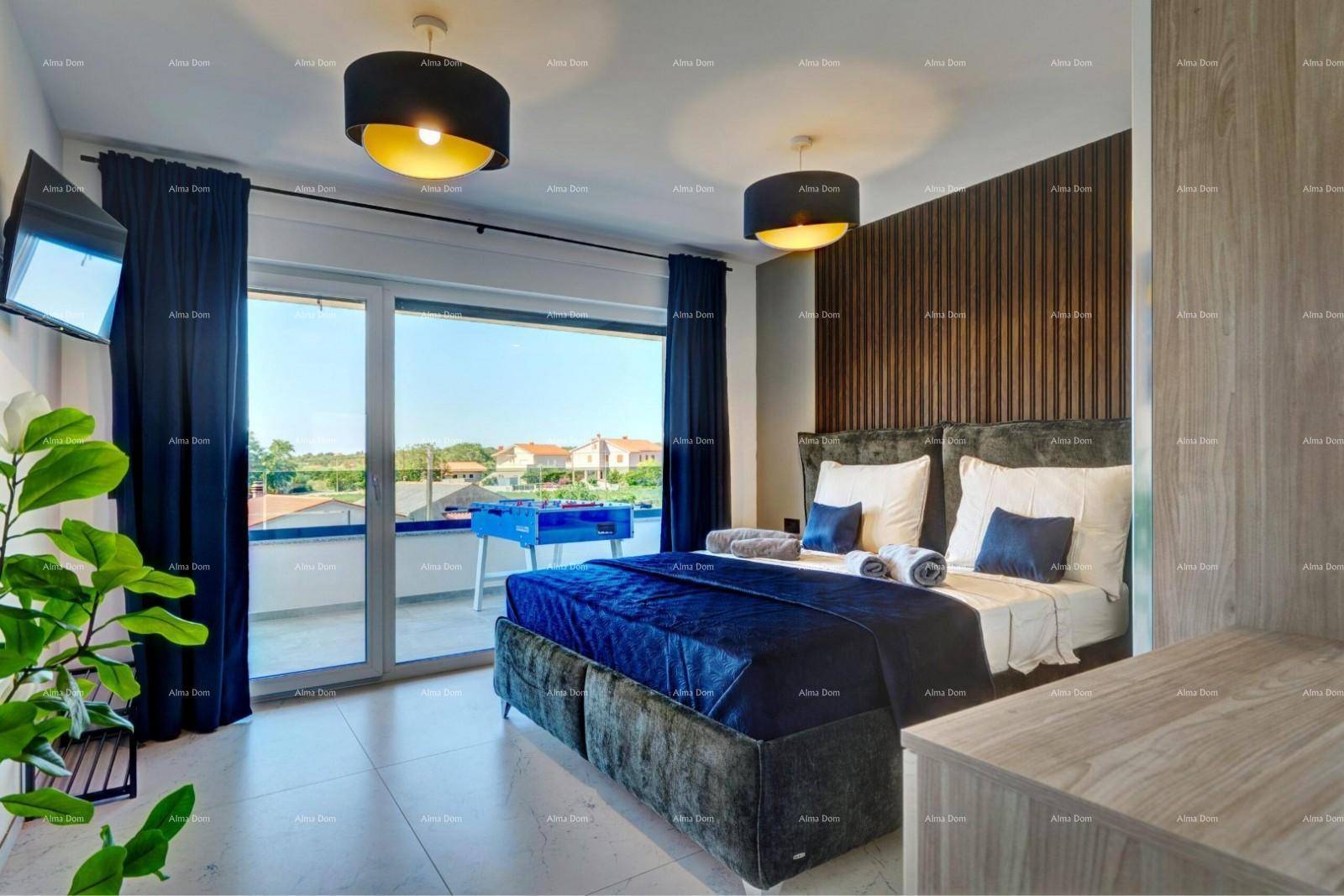 Modernes Schlafzimmer mit Doppelbett, Balkonzugang und Blick ins Grüne.