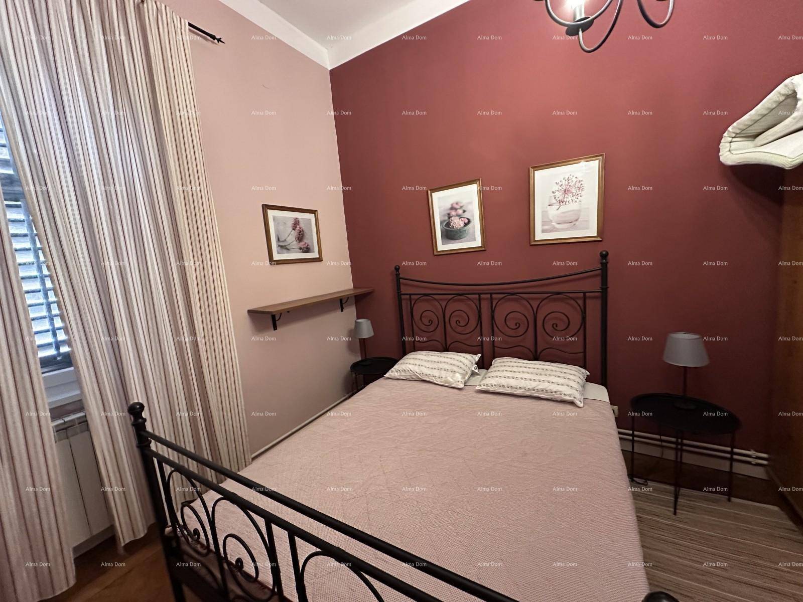 Schlafzimmer mit Doppelbett, Fenster und farbigen Wänden, die eine gemütliche Atmosphäre schaffen.