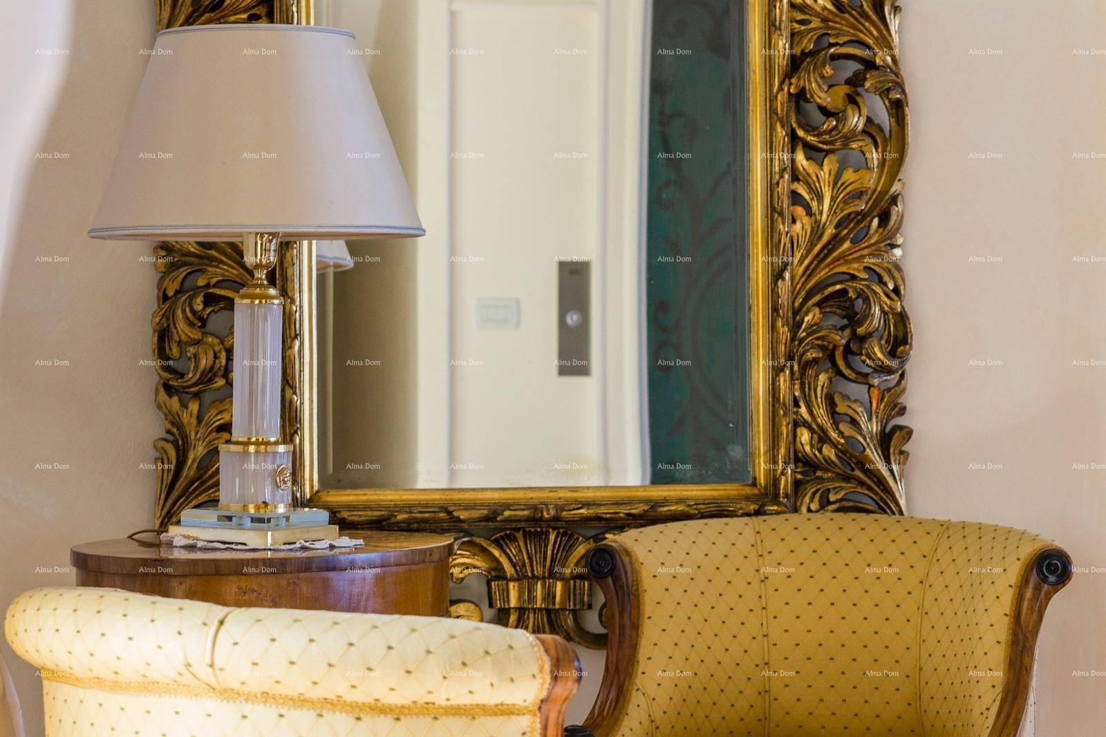 Detailaufnahme eines klassischen Spiegels mit Goldrahmen und einer eleganten Tischlampe.