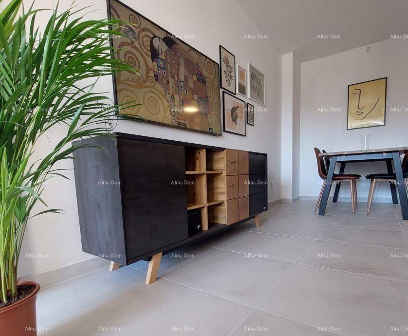 Moderner Wohn- und Essbereich mit stilvollem Sideboard, Kunst an der Wand und Fliesenboden.