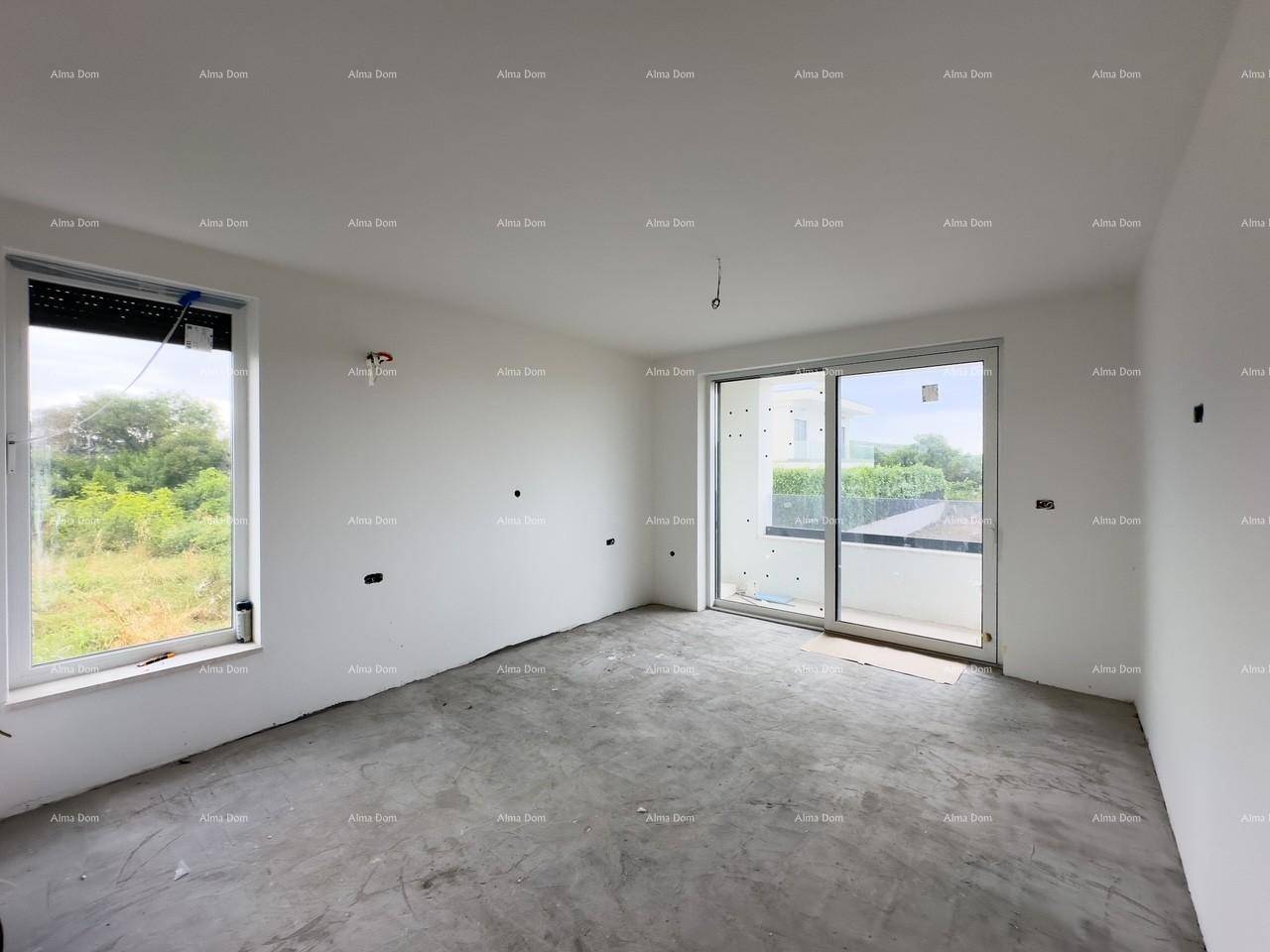 Heller Rohbau-Raum mit großen Fenstern und Betonboden, bereit für die weitere Gestaltung.