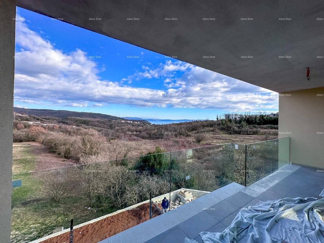 Balkon mit Glasgeländer und atemberaubendem Blick auf das Meer und die Landschaft.