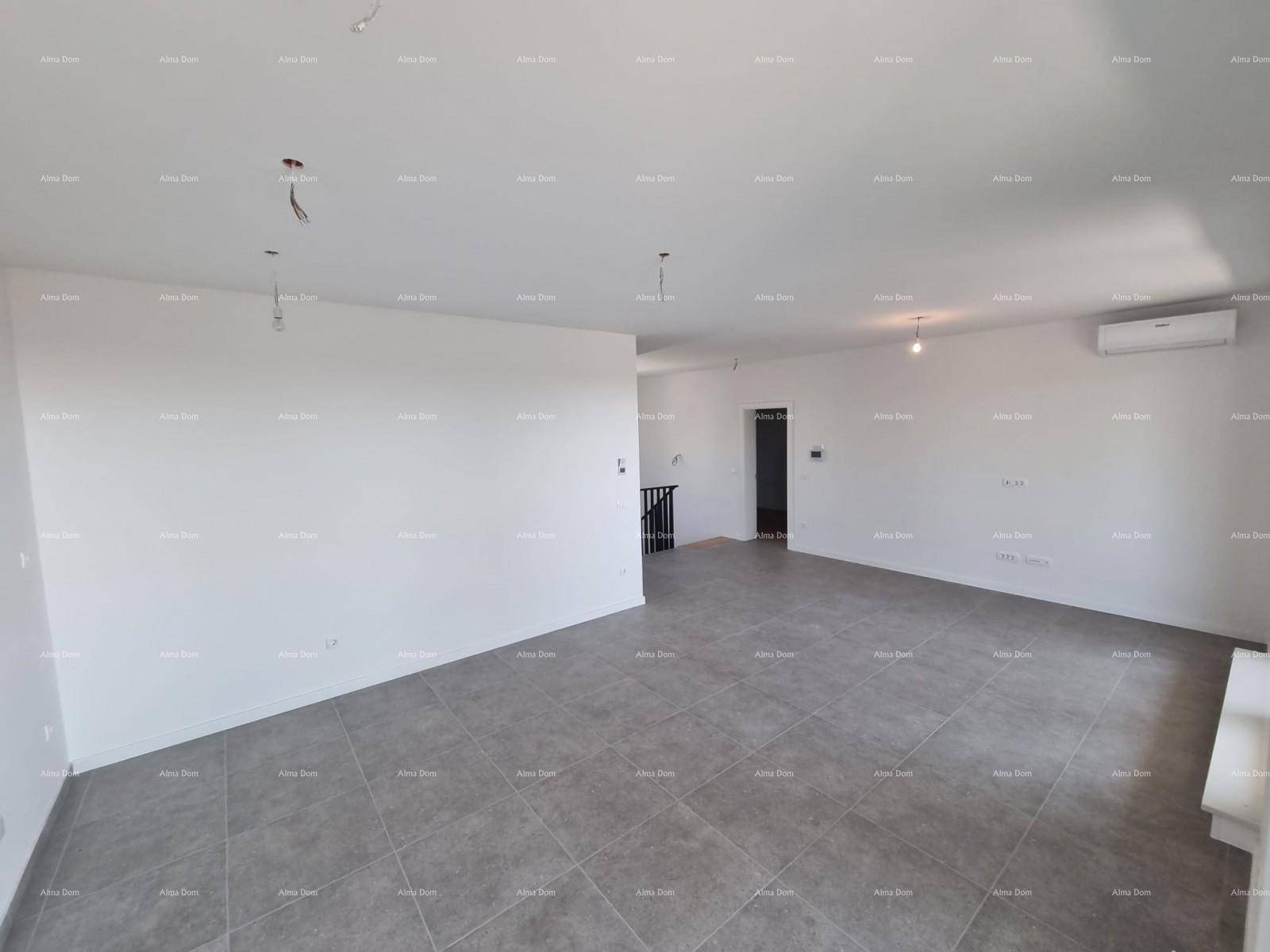 Weitläufiges Wohnzimmer mit Fliesenboden, Klimaanlage und offenem Zugang zum Treppenbereich.