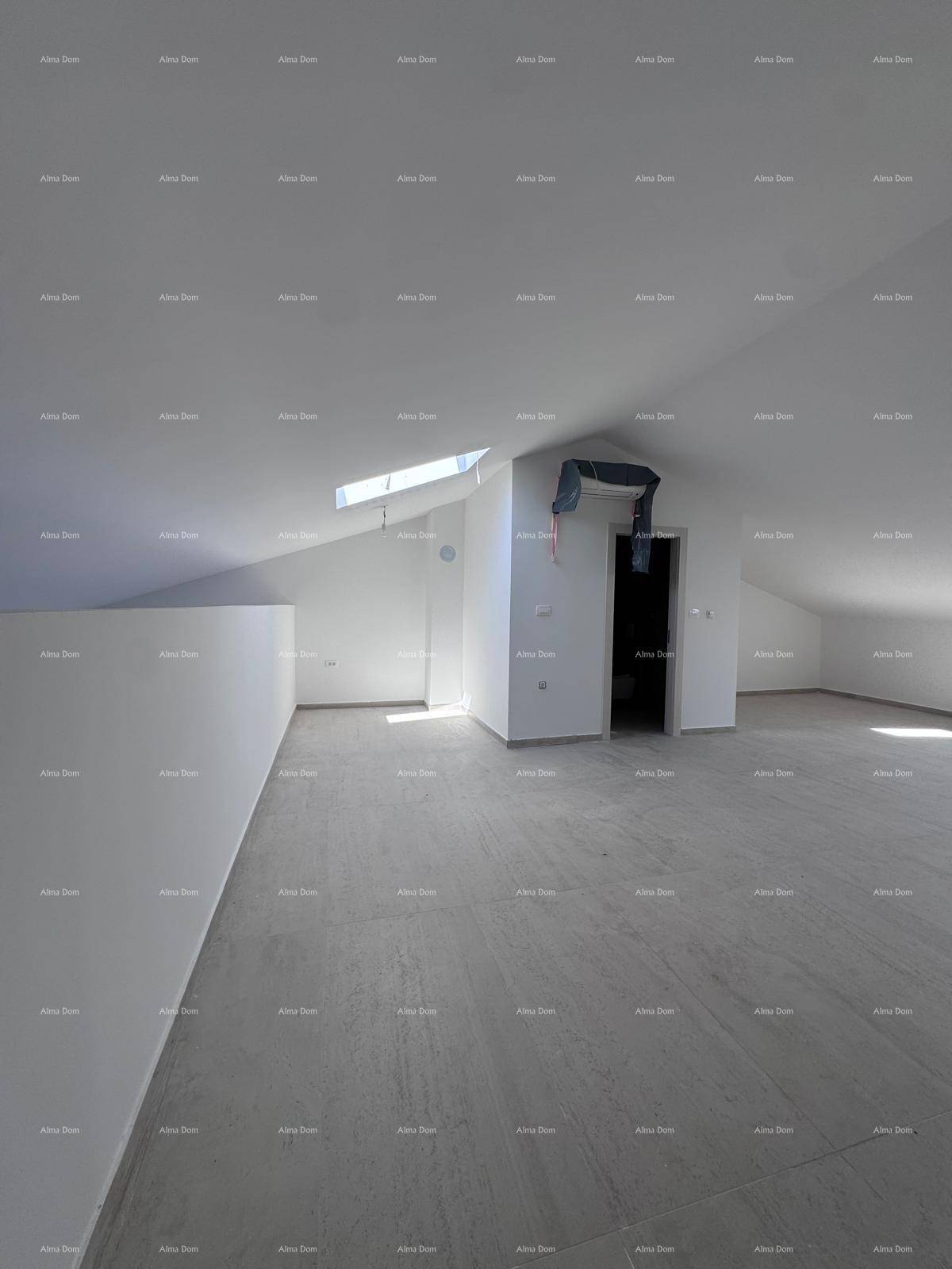 Heller Dachbodenraum mit schrägen Wänden, modernen Fliesen und einem Dachfenster für natürliches Licht.