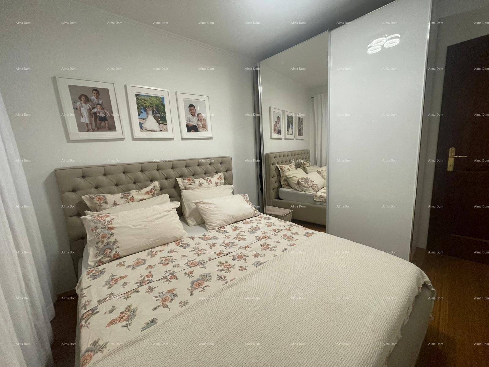 Schlafzimmer mit Doppelbett, gepolstertem Kopfteil und großem Spiegelschrank.
