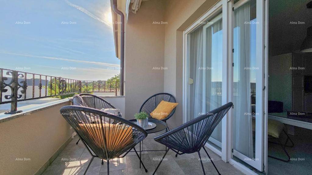 Sonniger Balkon mit modernen Sitzmöbeln und weitem Blick ins Grüne.