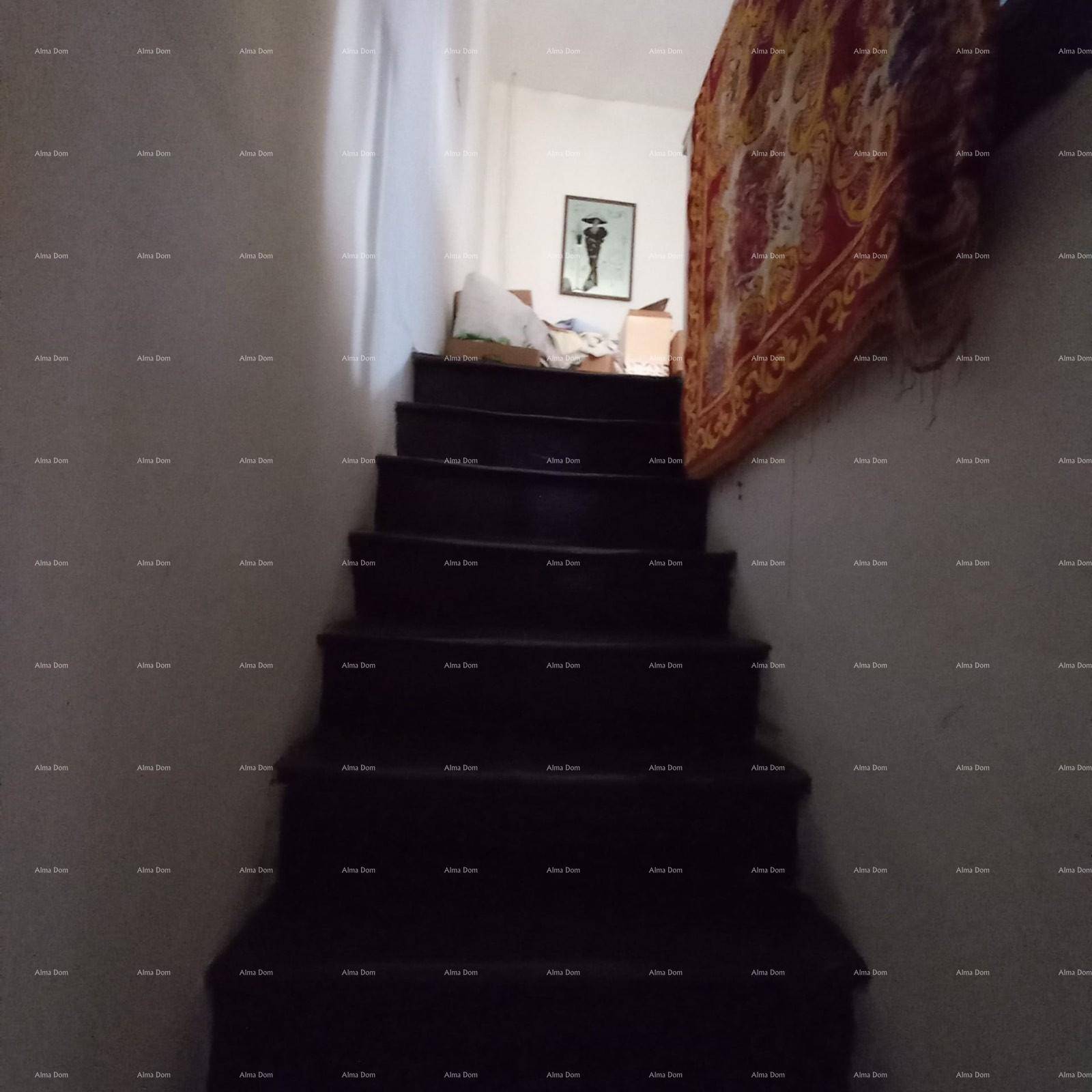 Dunkle Holztreppe führt zu den oberen Stockwerken des Hauses.