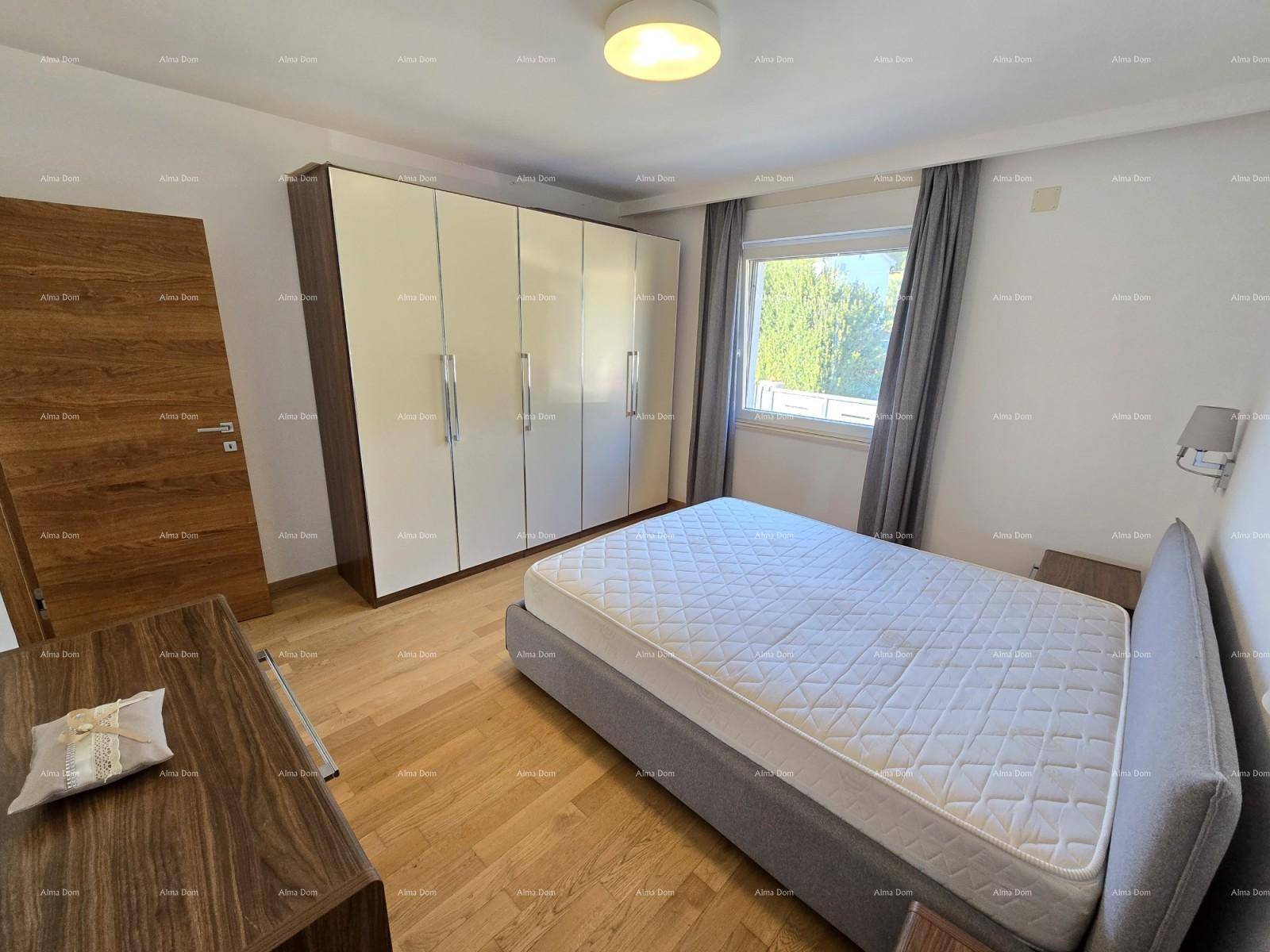 Schlafzimmer mit Doppelbett, großem Kleiderschrank und hellem Holzboden.