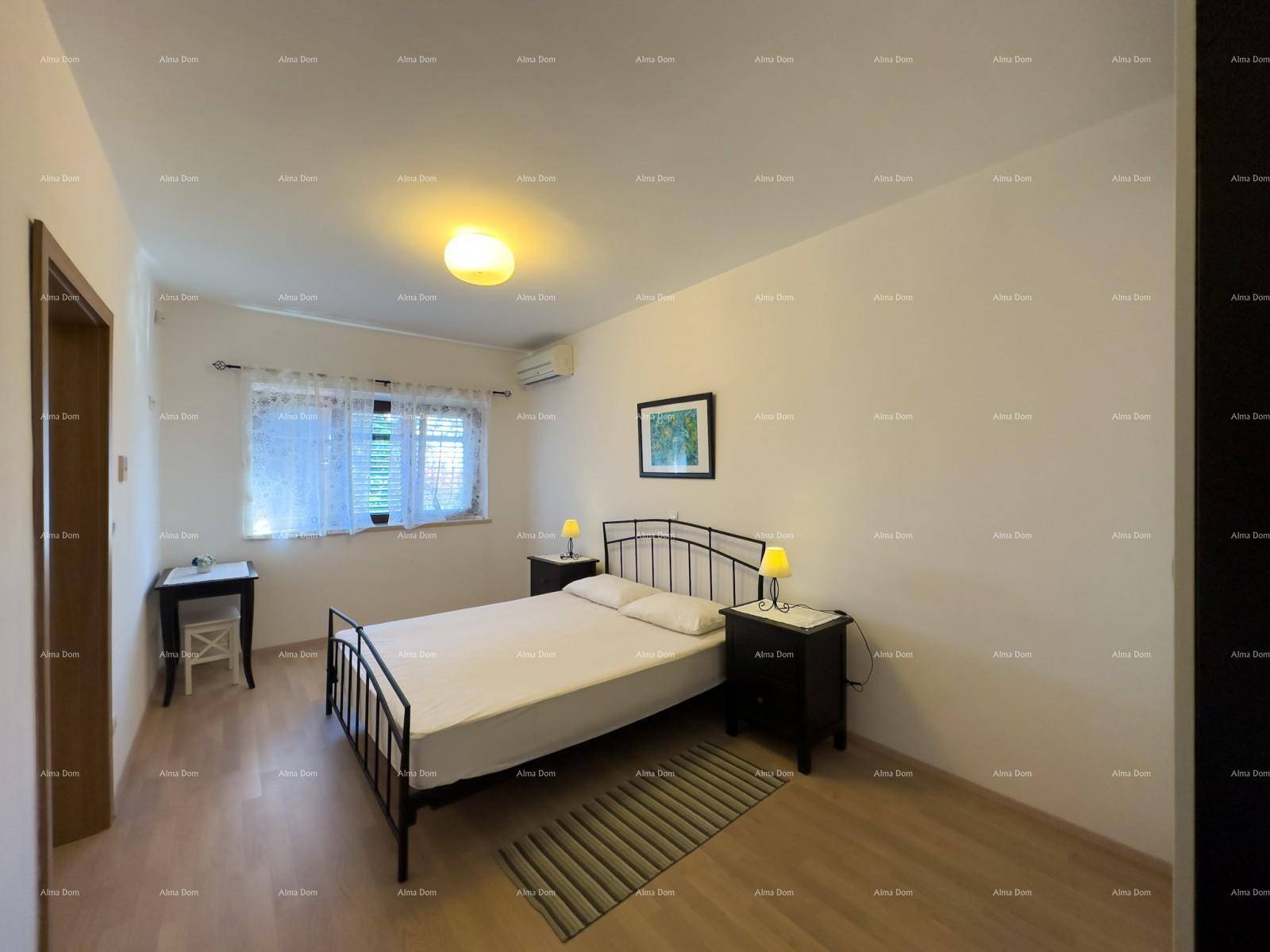 Helles Schlafzimmer mit Doppelbett, Klimaanlage und zwei Nachttischen mit Lampen.