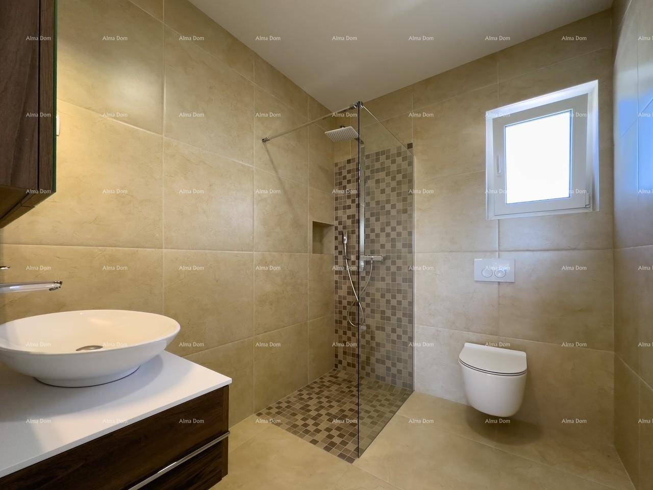 Modernes Badezimmer mit beigefarbenen Fliesen, begehbarer Dusche und wandhängendem WC.