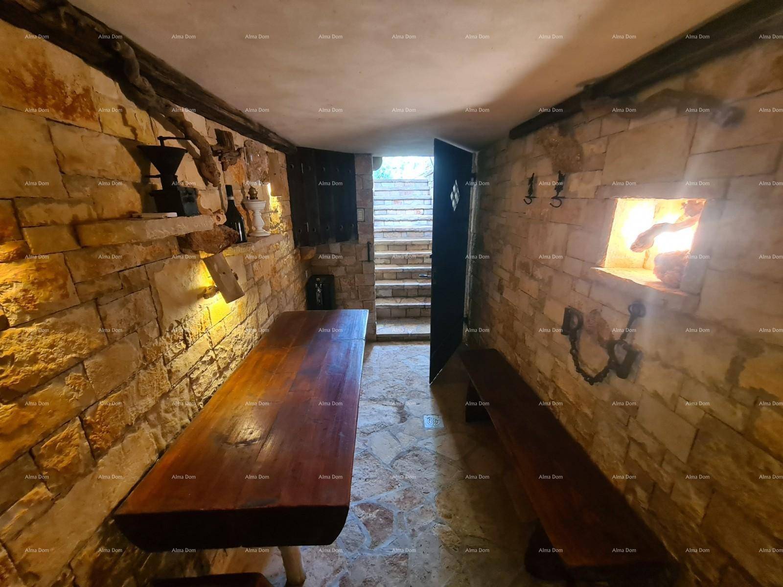 Geräumiger Kellerraum mit Steinmauern, langem Holztisch und Zugang zur Außentreppe.