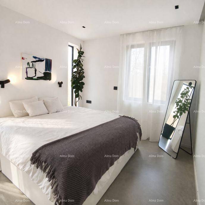 Helles Schlafzimmer mit weißem Bett, großem Spiegel und viel Tageslicht durch die Fenster.