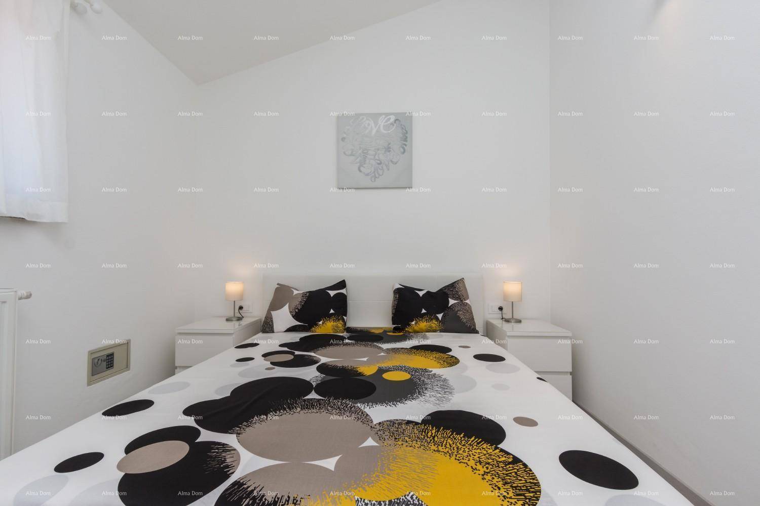 Schlafzimmer mit Doppelbett, minimalistischer Dekoration und viel Tageslicht.