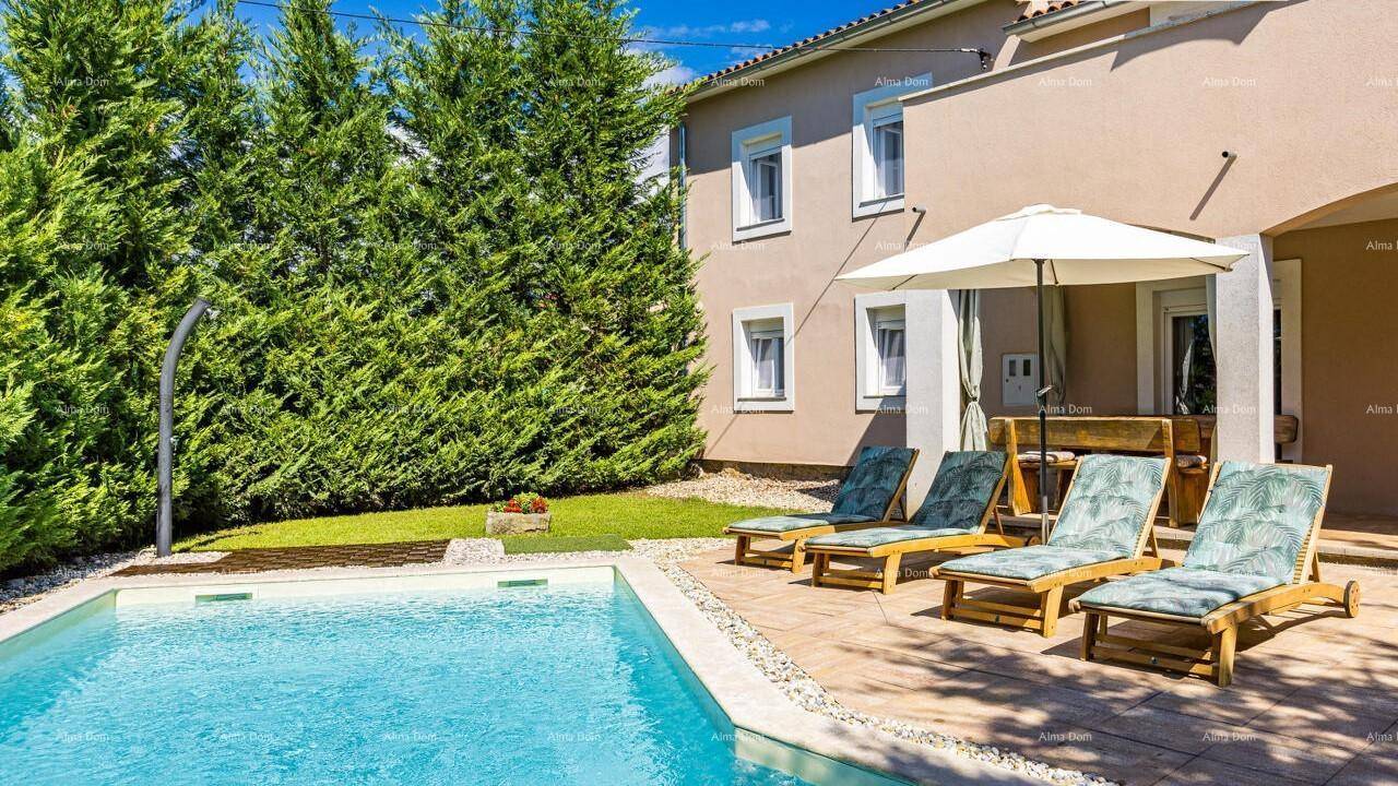 Sonniger Gartenbereich mit Pool, Liegestühlen und einer grünen Hecke, die Privatsphäre bietet.