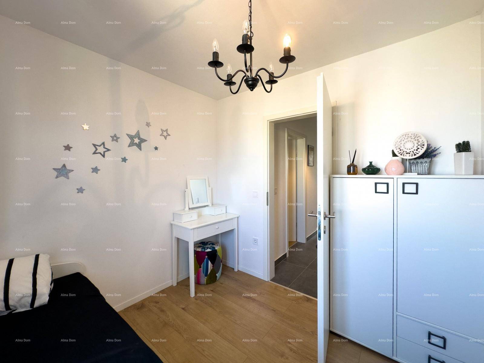 Helles Kinderzimmer mit weißem Kleiderschrank, Schreibtisch und Holzboden.