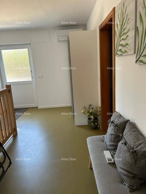 Heller Flurbereich mit Sitzbank und Fenster, führt zu weiteren Räumen.
