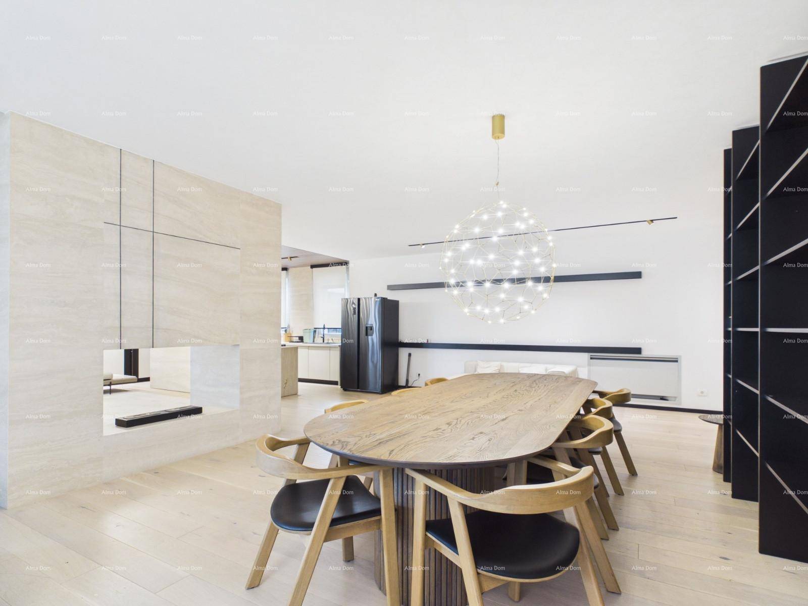 Eleganter Essbereich mit großem Holztisch und modernen Stühlen, offen zum Wohnbereich.