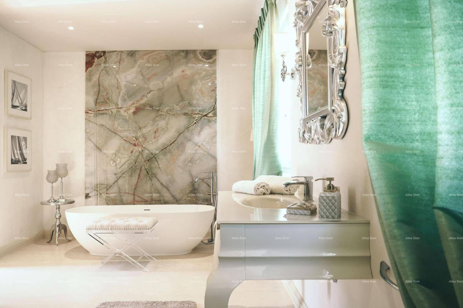 Elegantes Badezimmer mit freistehender Badewanne, Marmorwand und luxuriösem Spiegel.