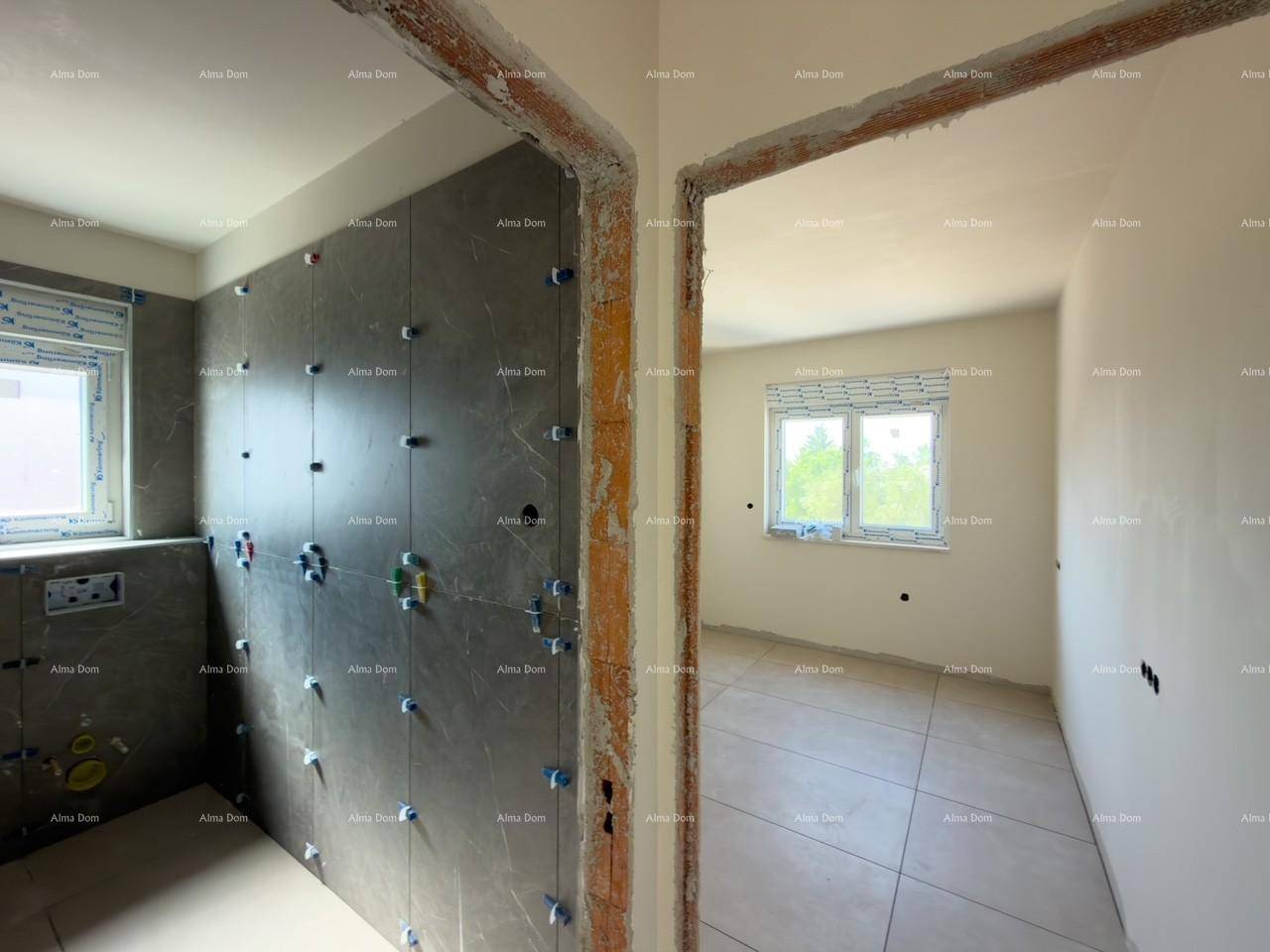 Zwei Räume im Bau, einer mit gefliesten Wänden für ein Badezimmer und ein weiterer mit Fenster.