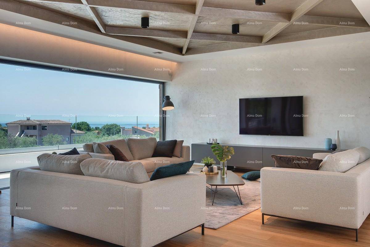 Heller Wohnbereich mit bequemen Sofas, Holzboden und weitem Blick auf die Landschaft und das Meer.