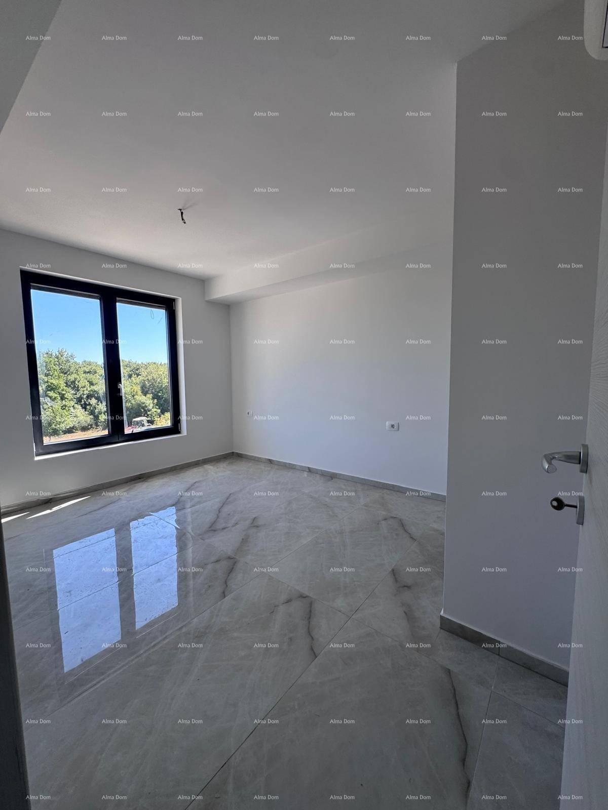 Helles Schlafzimmer mit glänzenden Marmorfliesen, weißen Wänden und Fenster mit Blick ins Grüne.