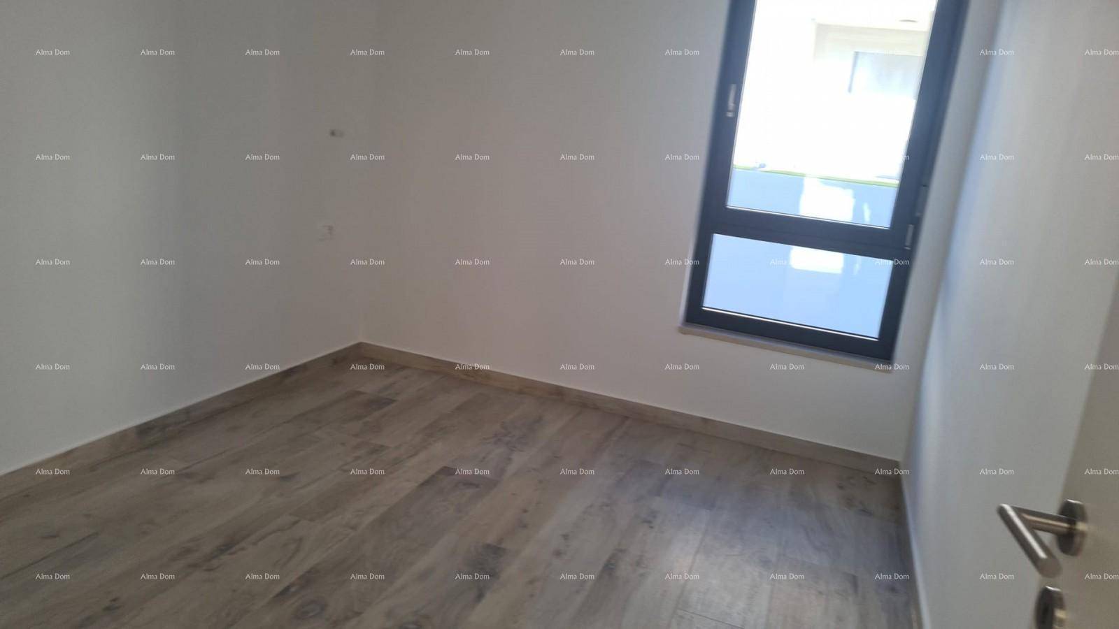 Helles Zimmer mit Fliesenboden und einem Fenster, das Tageslicht hereinlässt.
