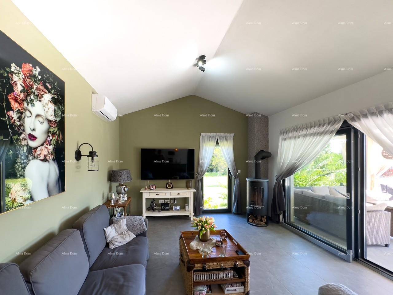 Gemütliches Wohnzimmer mit Kaminofen, bequemer Couch und Zugang zur Terrasse.