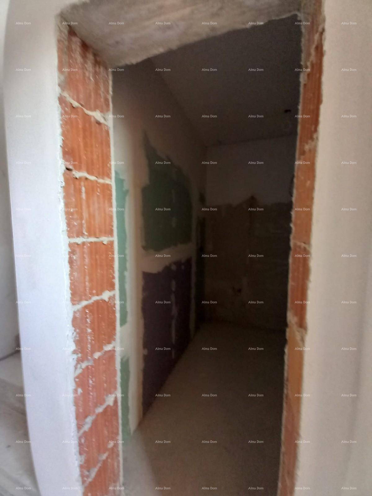 Abstellraum im Rohbau mit sichtbaren Ziegelwänden und unfertigen Oberflächen.