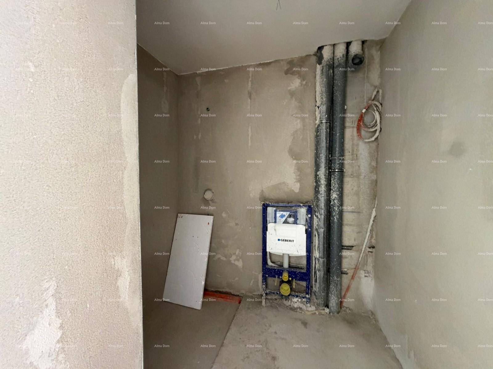 Unfertiges Badezimmer mit sichtbaren Rohrleitungen und Vorinstallation für die Toilette.