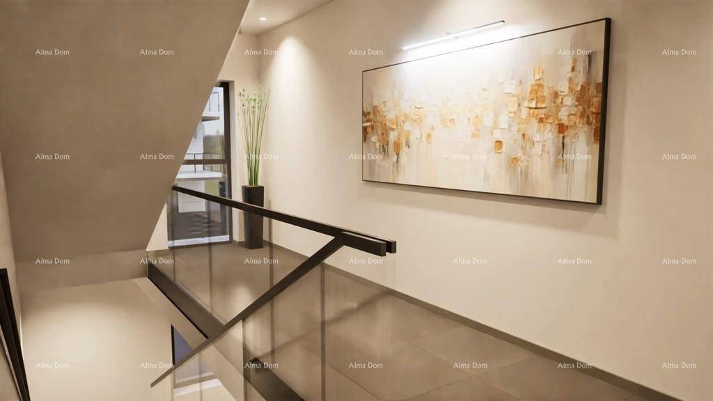 Treppenhaus mit modernem Kunstwerk an der Wand und elegantem Glasgeländer, stilvoll beleuchtet.