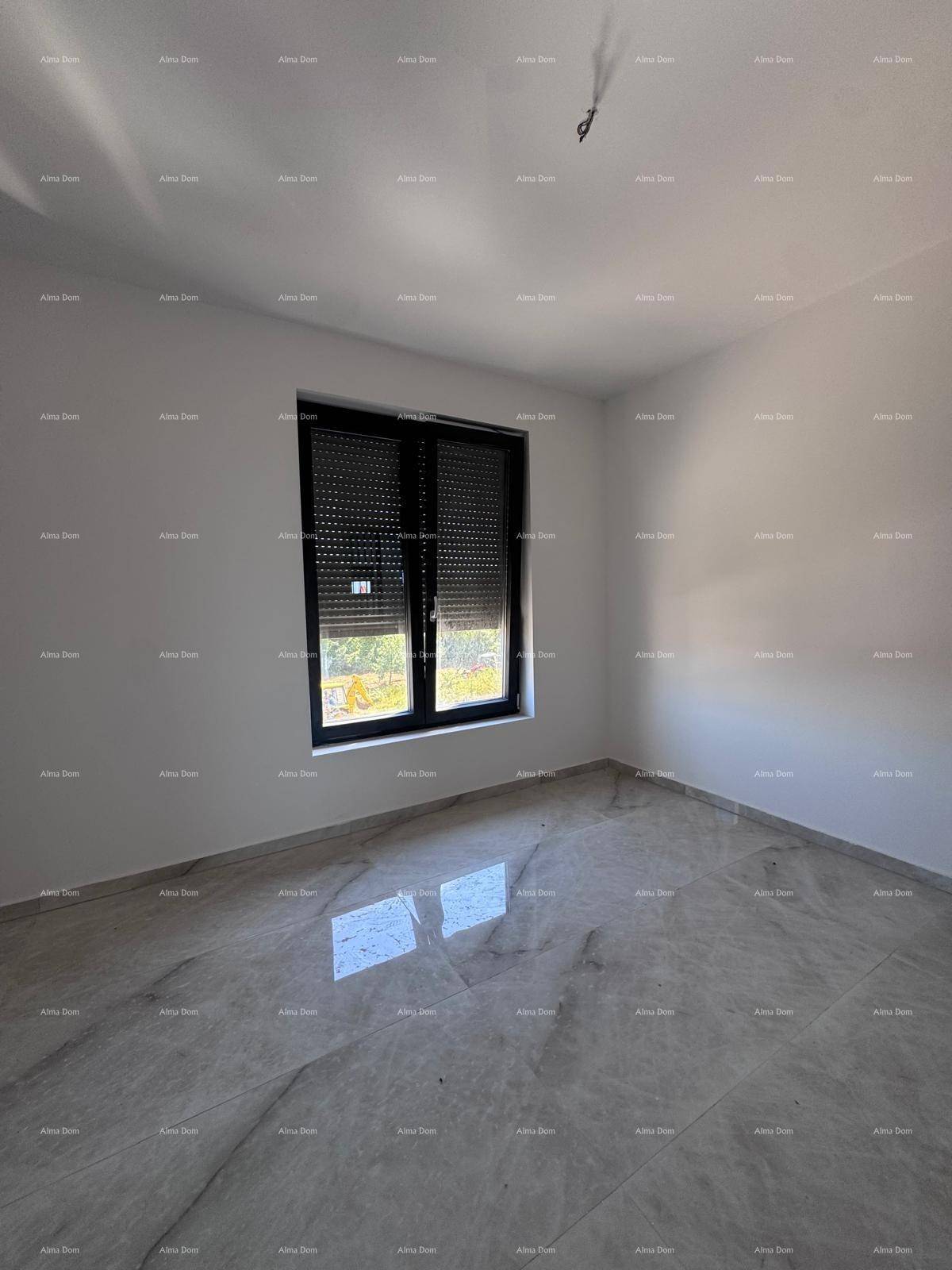 Helles Schlafzimmer mit glänzenden Marmorfliesen, weißen Wänden und Fenster mit Rollladen.