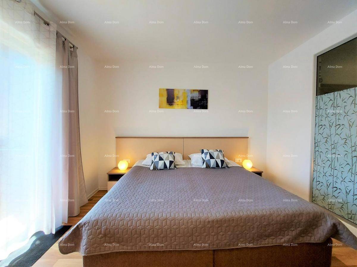 Komfortables Schlafzimmer mit Doppelbett, Nachttischen und moderner Kunst an der Wand.