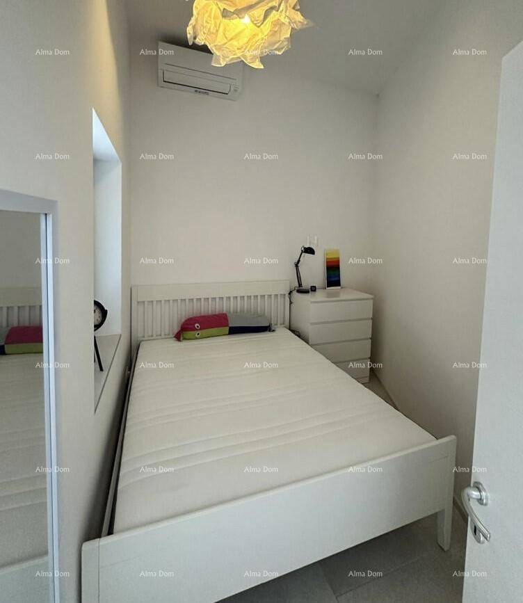 Kleines Schlafzimmer mit Einzelbett, Nachttisch und Klimaanlage für Komfort.