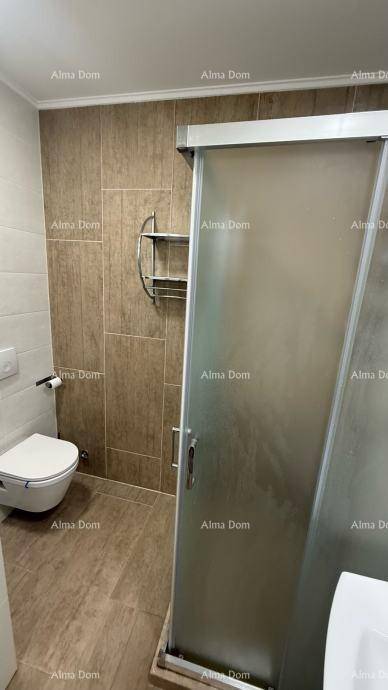 Modernes Badezimmer mit Duschkabine und Toilette, gefliest in Braun- und Beigetönen.