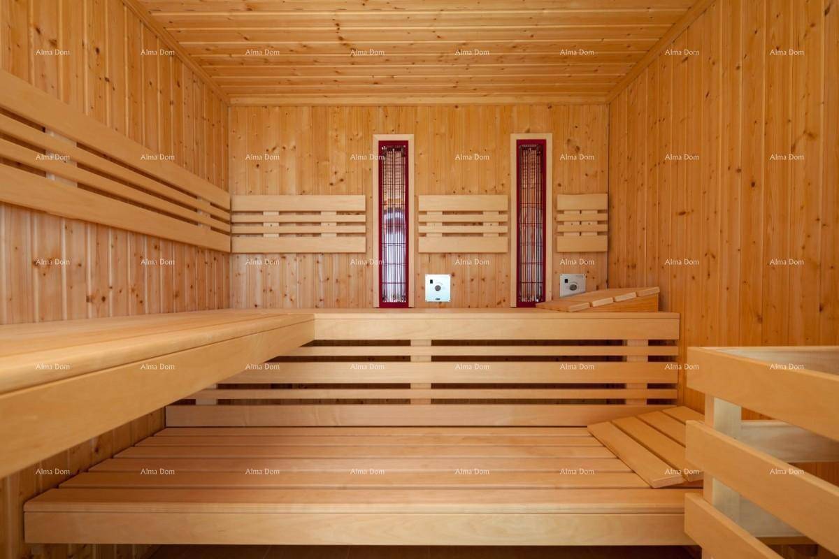Geräumige Holzsauna mit mehreren Bänken und Infrarotstrahlern für maximale Entspannung.