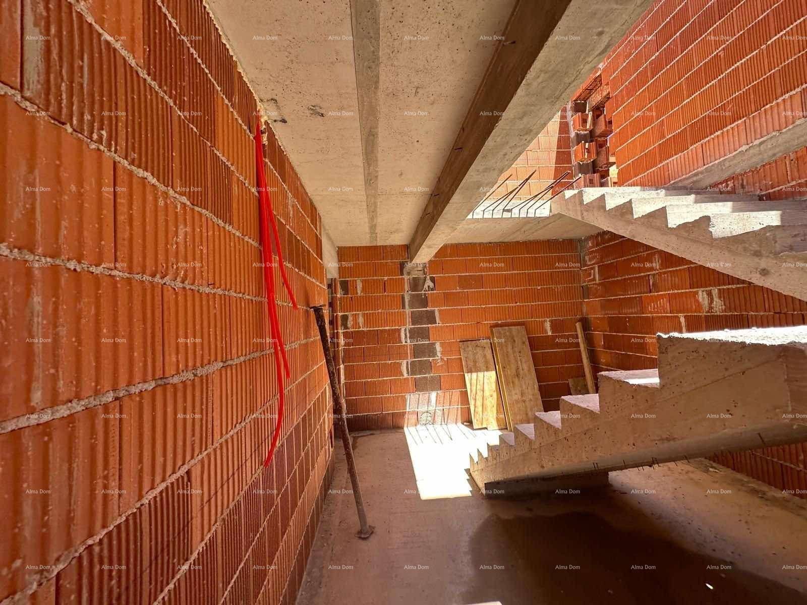 Unfertiges Treppenhaus im Rohbau mit Ziegelwänden, Betondecken und provisorischen Baustützen.