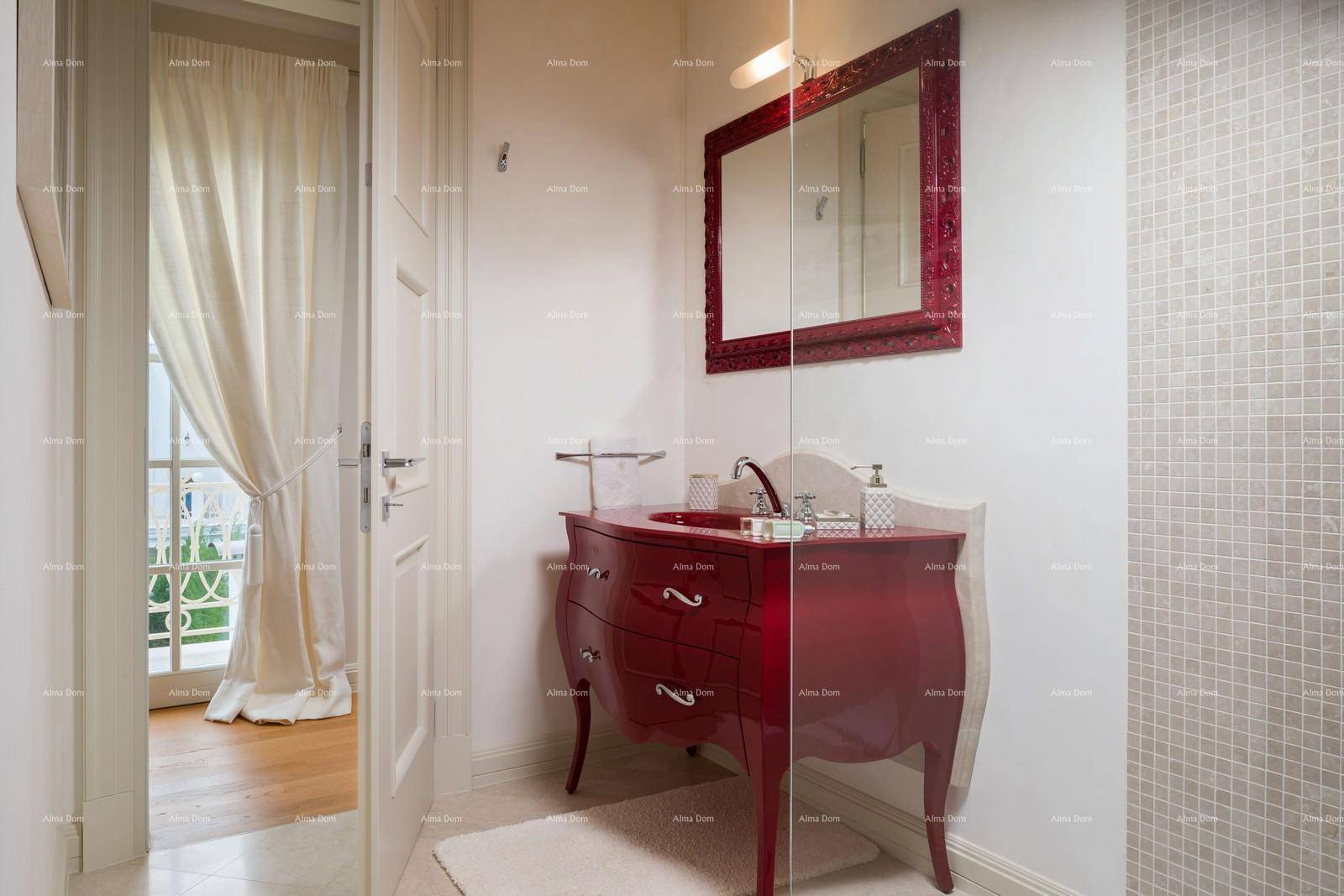 Badezimmer mit rotem Waschtisch, Spiegel und Zugang zu einem weiteren Raum.