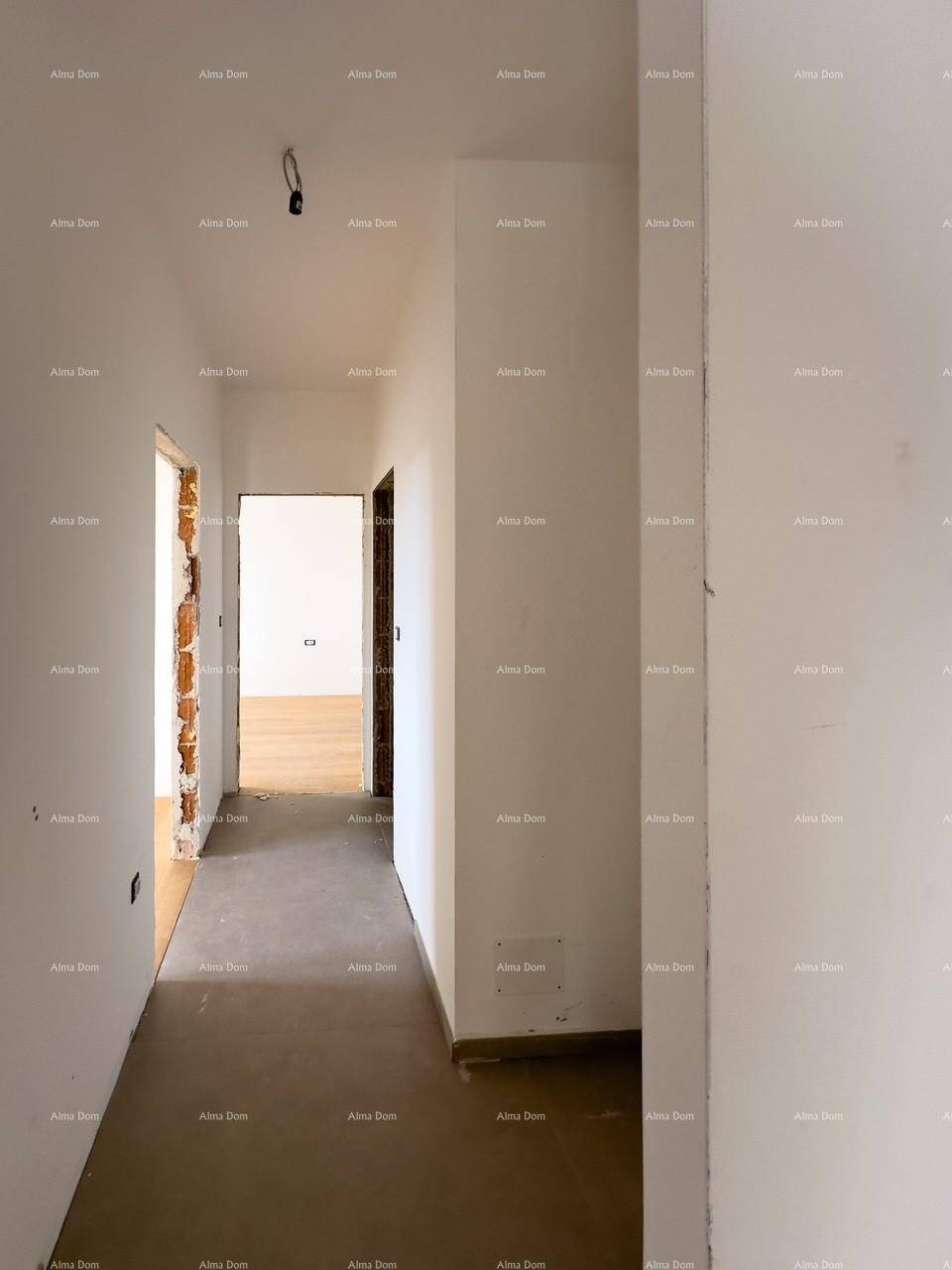 Langer Flur im Rohbau mit Blick auf weitere unfertige Räume.