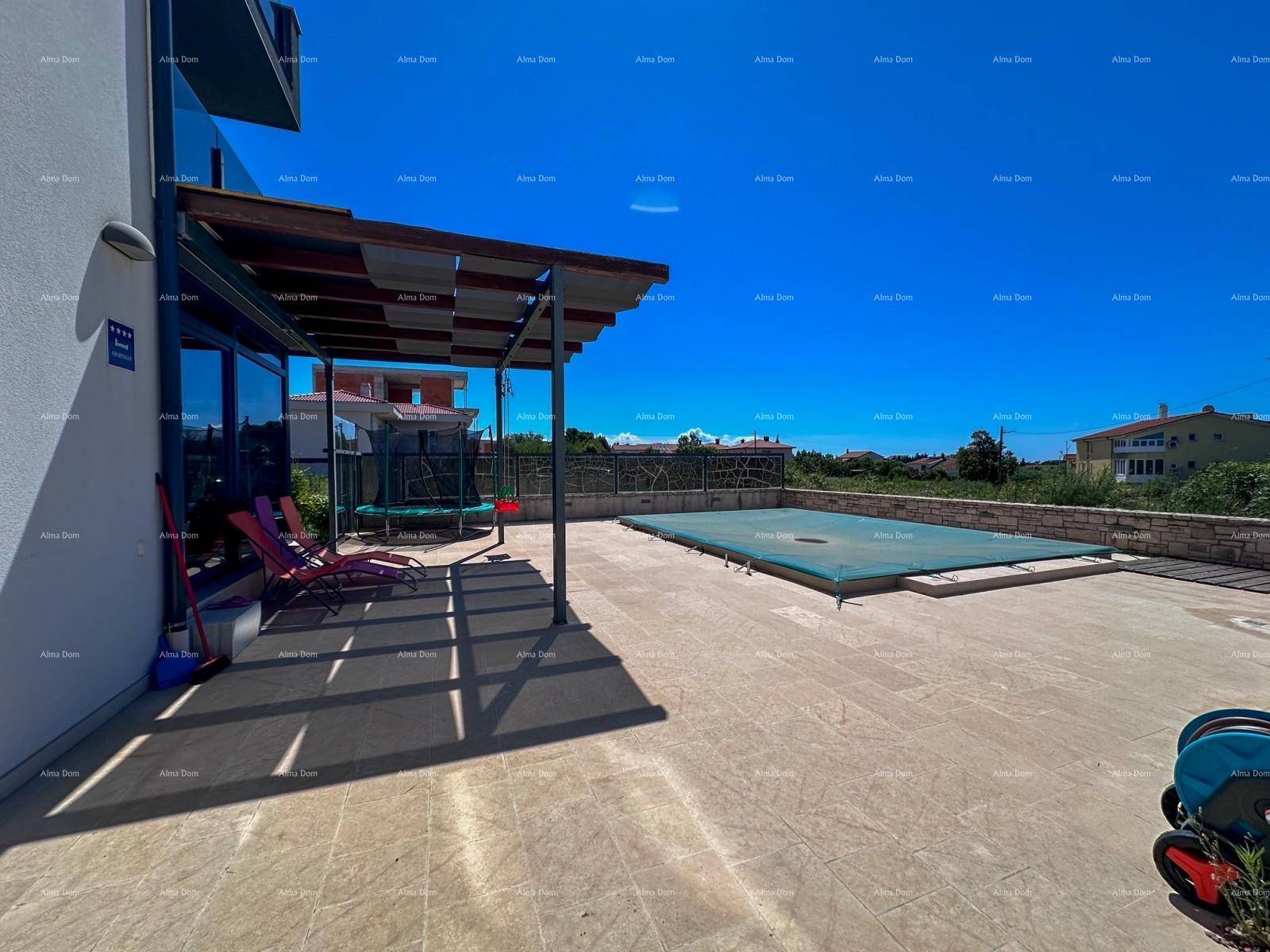 Überdachte Terrasse mit Poolbereich und Trampolin im Hintergrund, ideal für Entspannung.