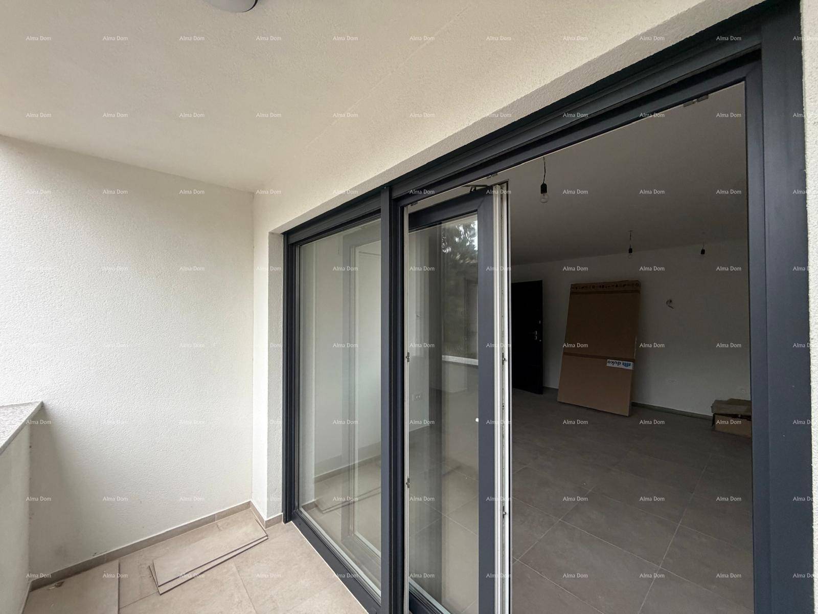 Balkon mit großer Glasschiebetür, die den Zugang zum Innenraum der Wohnung ermöglicht.