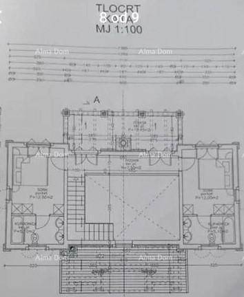 Grundriss des Obergeschosses mit großem, offenem Wohnbereich, zwei Bädern und Balkonen.