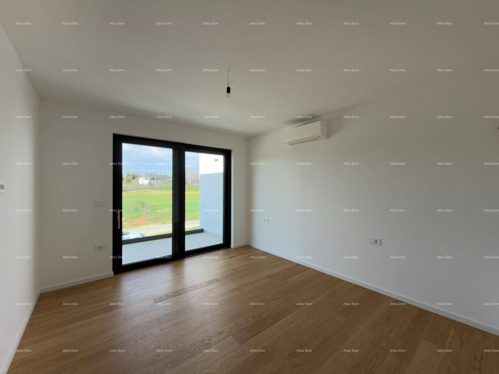 Leerer Raum mit hellem Holzboden, weißen Wänden und Klimaanlage, mit Zugang zur Terrasse.