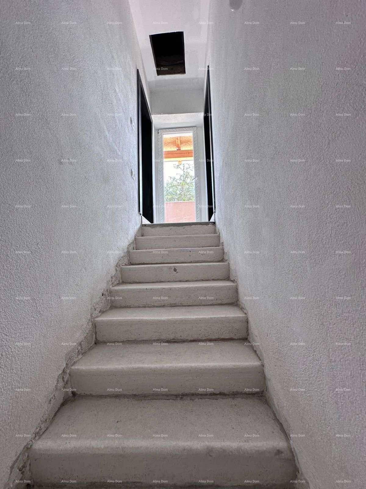 Unverputzte Betontreppe führt nach oben zu einem hellen Ausgang mit Tageslicht.