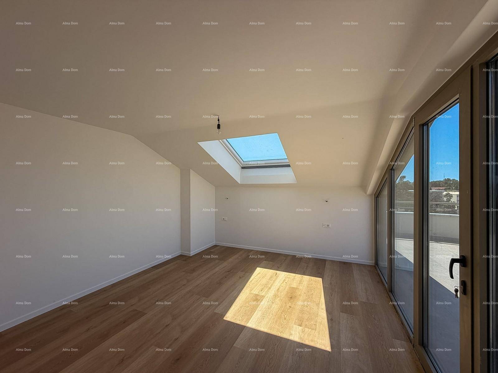 Helles Zimmer im Dachgeschoss mit Holzboden, Dachfenster und Zugang zur Terrasse.