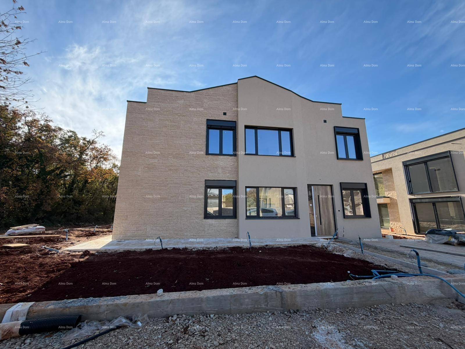 Frontansicht einer modernen Villa im Bau mit beiger Fassade und dunklen Fenstern.