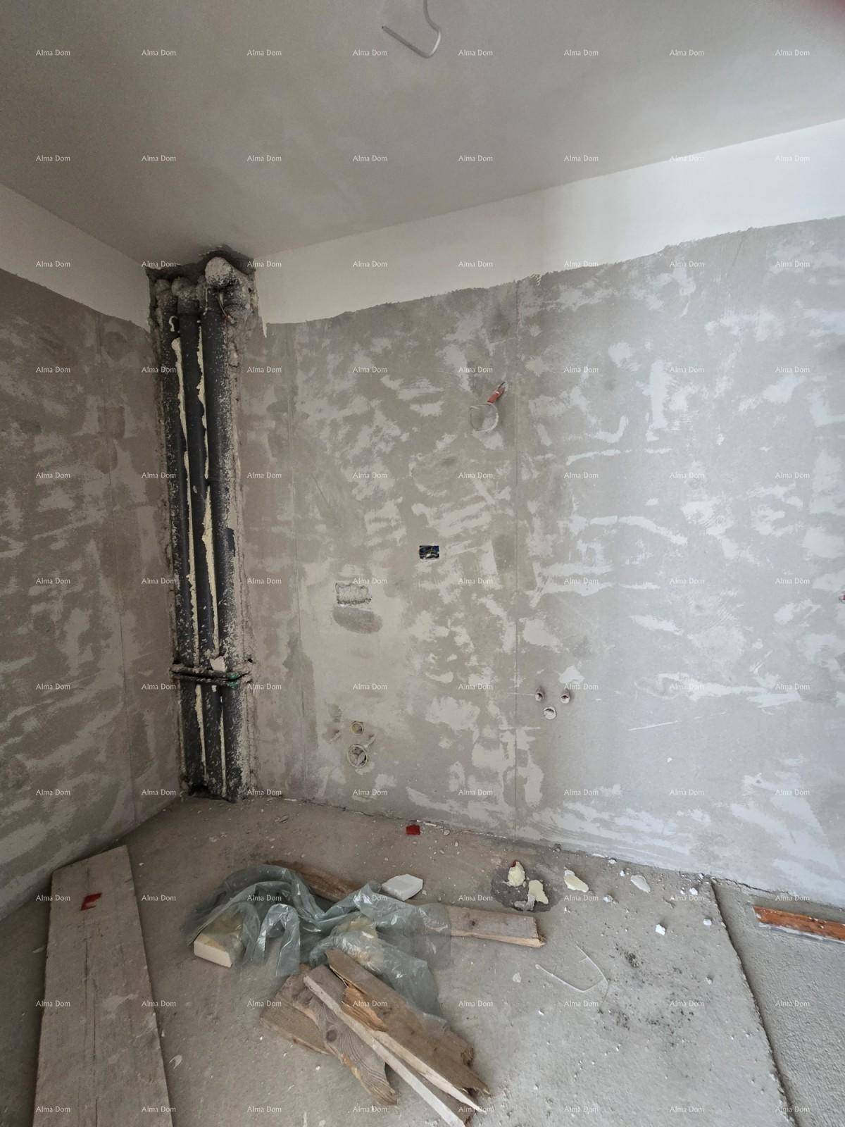 Ecke eines unfertigen Raumes mit freiliegenden Rohren und rauen Wänden, bereit für weitere Installationen.