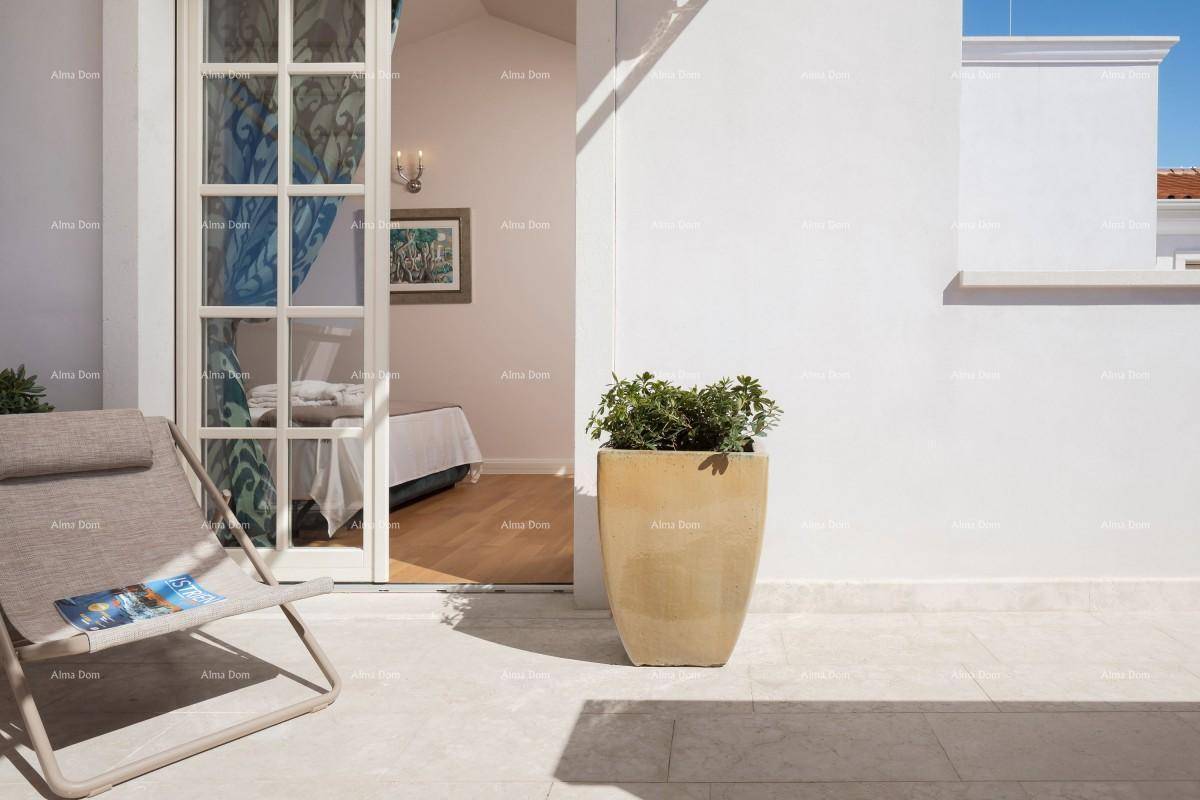 Sonniger Terrassenbereich mit Liegestuhl und direktem Zugang zu einem Schlafzimmer.