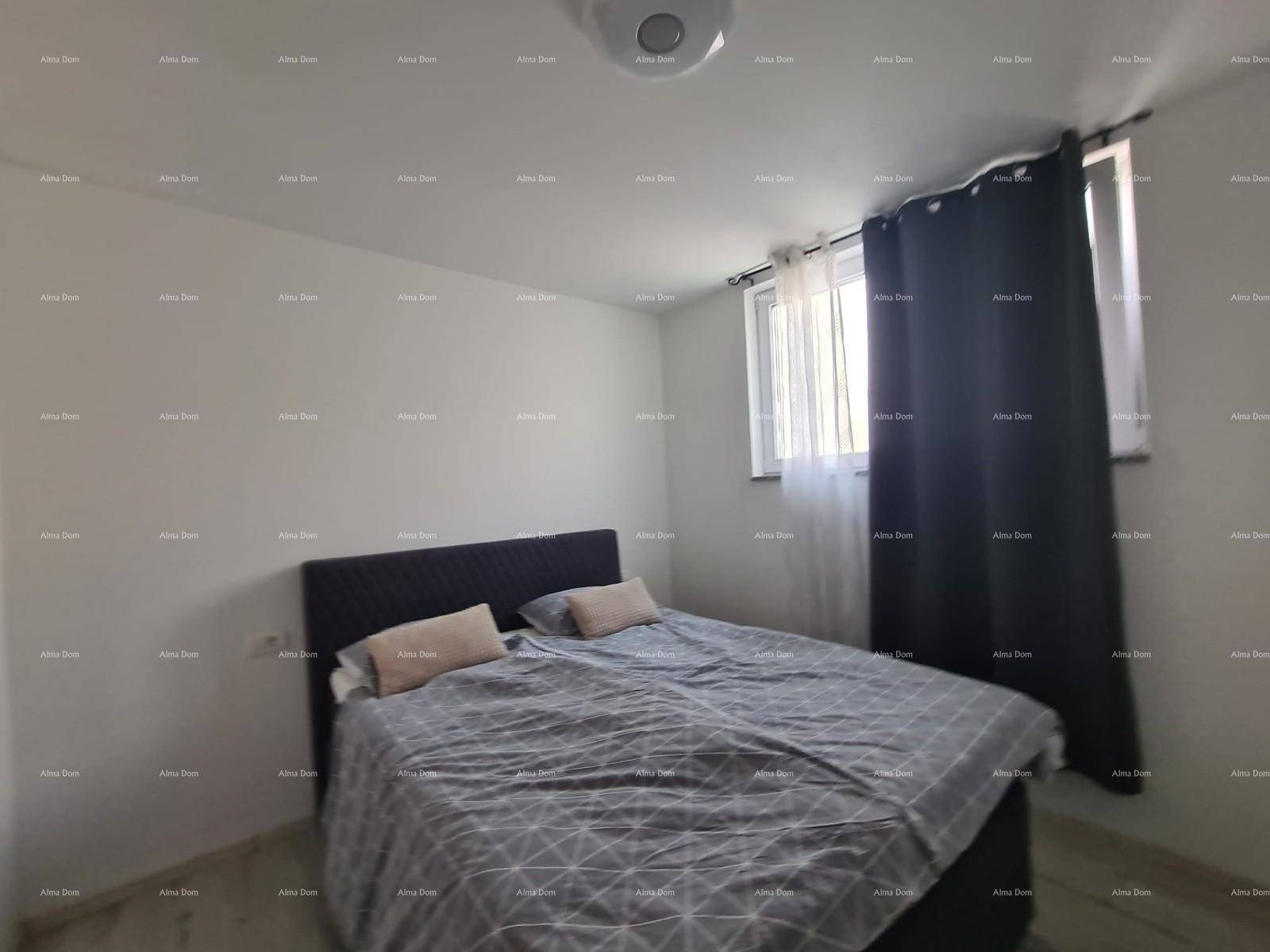 Helles Schlafzimmer mit Doppelbett und Fenster, das viel Tageslicht hereinlässt.