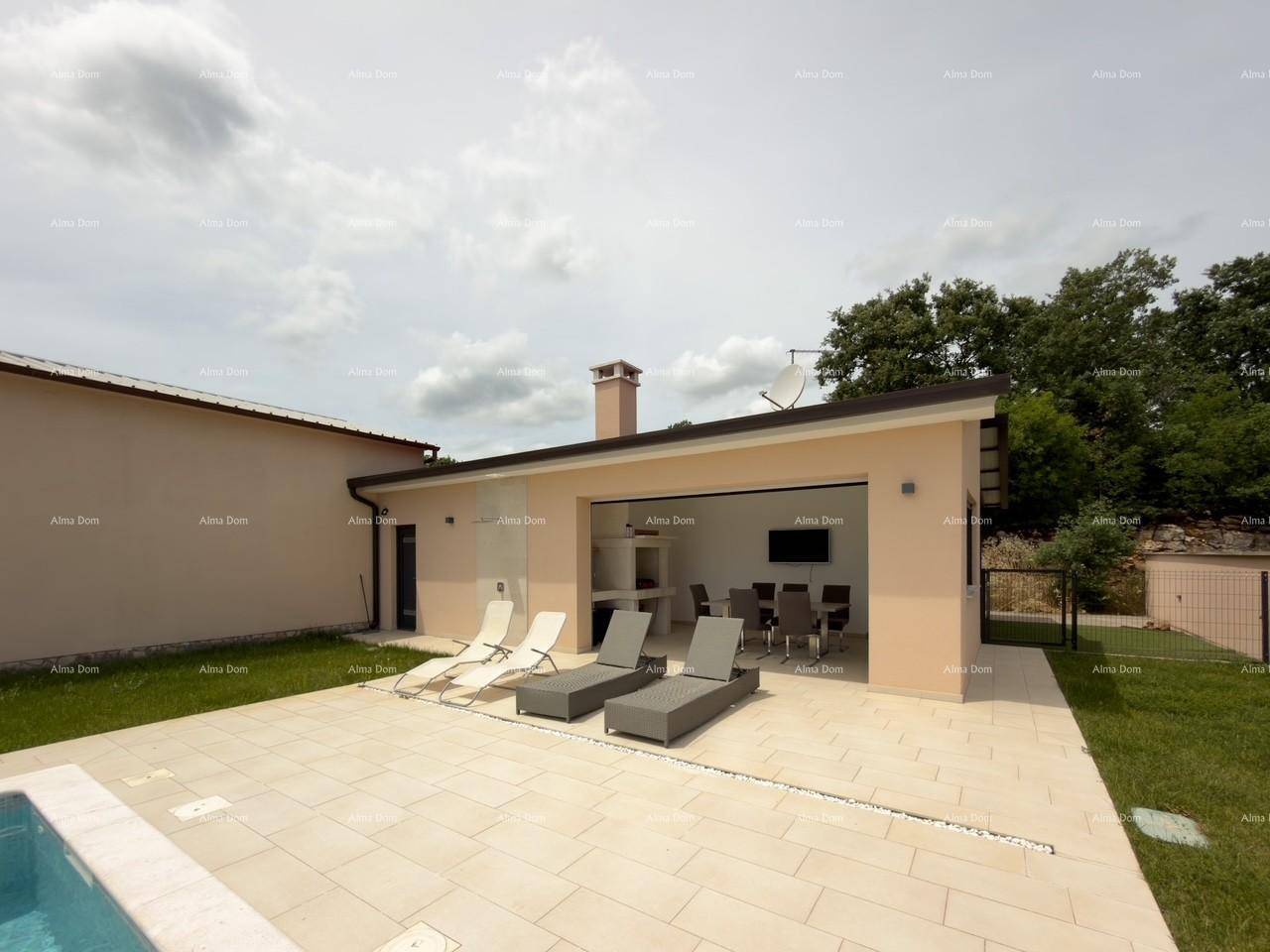 Sonniger Terrassenbereich neben dem Poolhaus mit Liegestühlen und Essbereich im Freien.