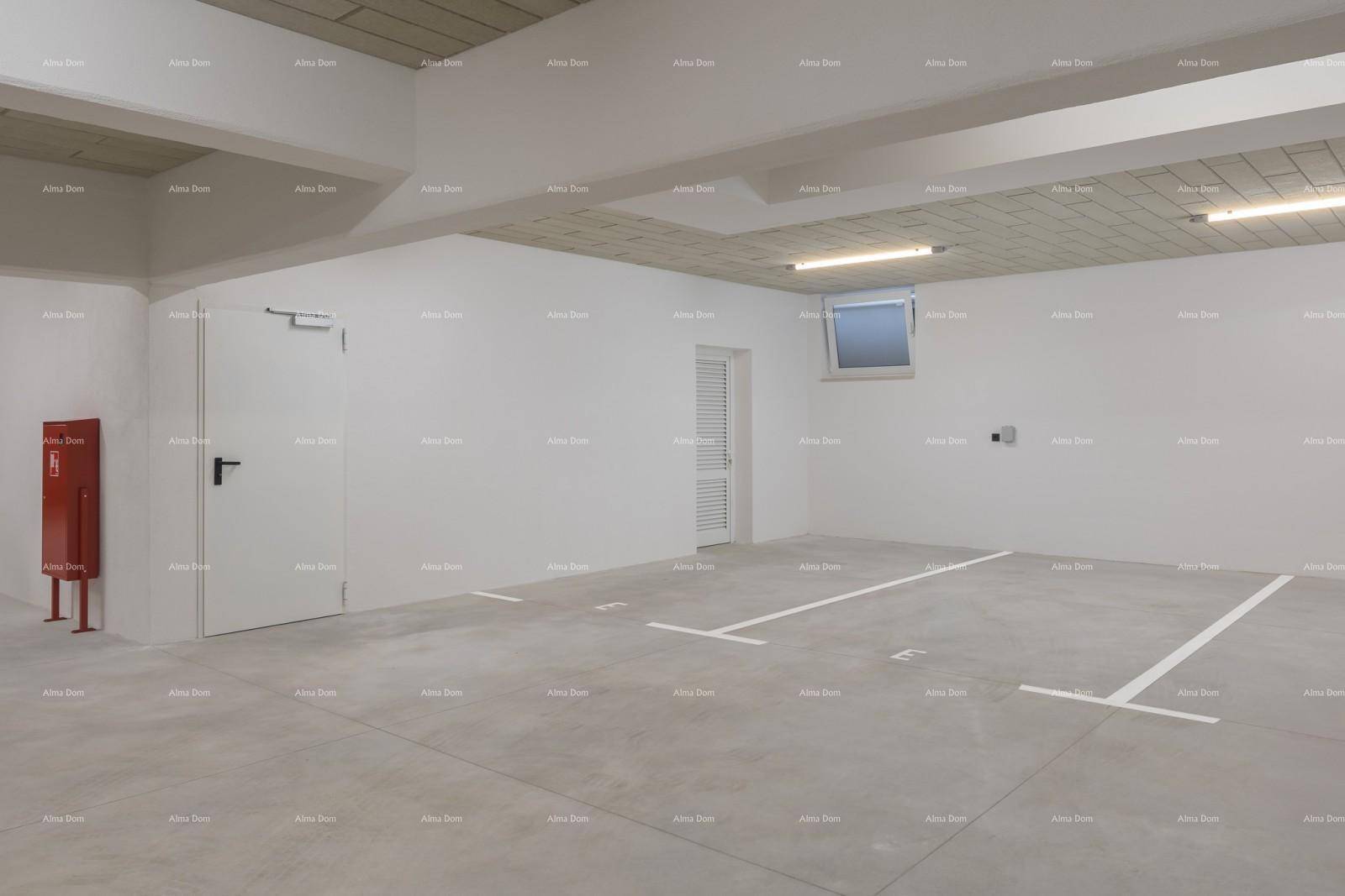 Geräumige Tiefgarage mit markierten Stellplätzen und guter Beleuchtung, sicher und funktional.